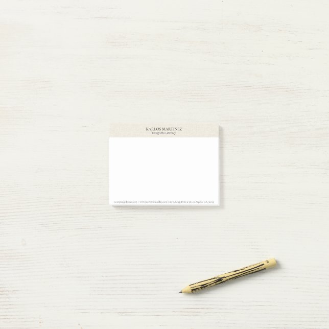 Einfaches hellbeiges Leinen mit schwarzer Typograf Post-it Klebezettel (Auf Schreibtisch)