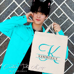 Einfaches hellblaues Split Monogramm-Geschenk Tragetasche<br><div class="desc">Die hellblaue Split Monogram Tote Bag ist ein elegantes und simpeles Geschenk für Zauber von Klasse und Funktionalität. Die beruhigende hellblaue Farbe strahlt ein ruhiges und ruhiges Ambiente aus, während die gespaltene Monogramm-Gestaltung eine persönliche Touch verleiht, die es zu einem einzigartigen Besitz oder einem nachdenklichen Geschenk macht. Die Tasche von...</div>
