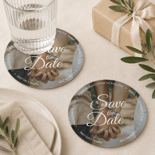 Einfaches Hochzeitsskript-Foto Save the Date elega Runder Pappuntersetzer