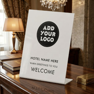 Einfaches Hotel-Willkommensschild-Logo & Name in j Sockelschild