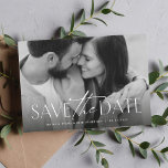 Einfaches klassisches Foto Save The Date<br><div class="desc">Diese einfache, aber stilvolle Foto Save the Date Karte ist der perfekte Weg, um Ihre Verlobung und bevorstehende Hochzeit zu Freunden und Familie anzukündigen. Die Vorderseite dieses horizontalen Save the Date zeichnet sich durch eine moderne, weiße Behandlung am unteren Rand eines Single-Fotos aus. Die Rückseite ist eine schicke, greige Farbe...</div>