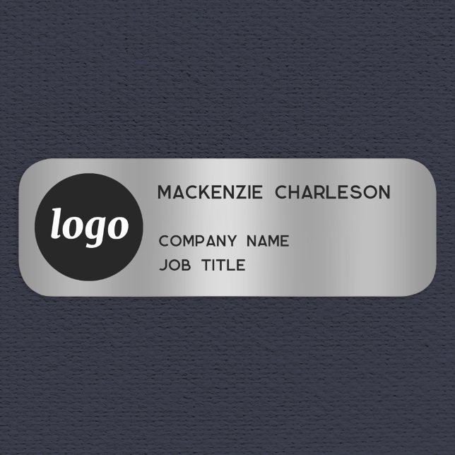 Einfaches Logo Minimalistischer Silber-Effekt Namensschild (Simple logo with custom text business branding promotional silver metallic effect name tag pin badge)