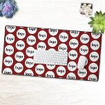 Einfaches Logo-Muster für das Branding von Unterne Schreibtischunterlage<br><div class="desc">Einfaches Logo-Design zur Förderung der Markentreue und zur Förderung Ihres kleinen Unternehmens. Ersetzen Sie das Logo durch Ihr eigenes und ändern Sie die bordeauxrote Hintergrundfarbe im Design-Tool,  um es anzupassen.</div>