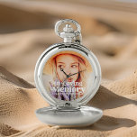 Einfaches Memorial für benutzerdefiniertes Foto in Taschenuhr<br><div class="desc">Dieses einfache und klassische Design besteht aus Serifen und sans Serif Typografie und fügen Sie ein benutzerdefiniertes Foto.</div>