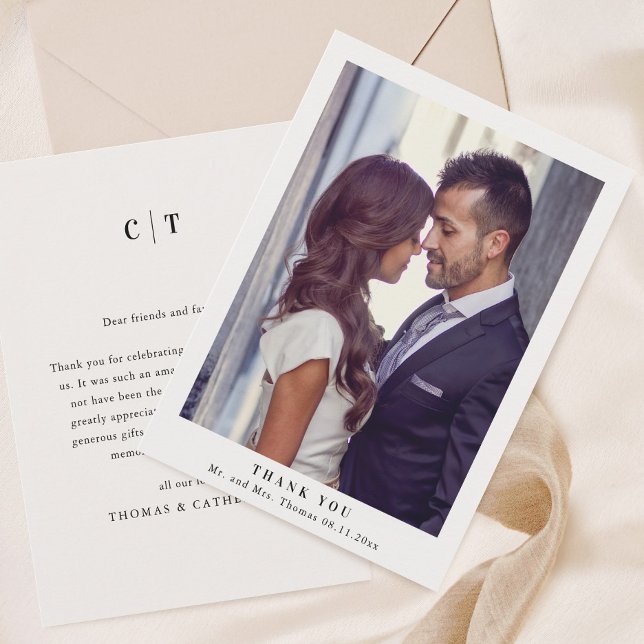 Einfaches Minimal Wedding Foto Dankeskarte (Minimal Wedding Photo Thank You Card with Monogram.)