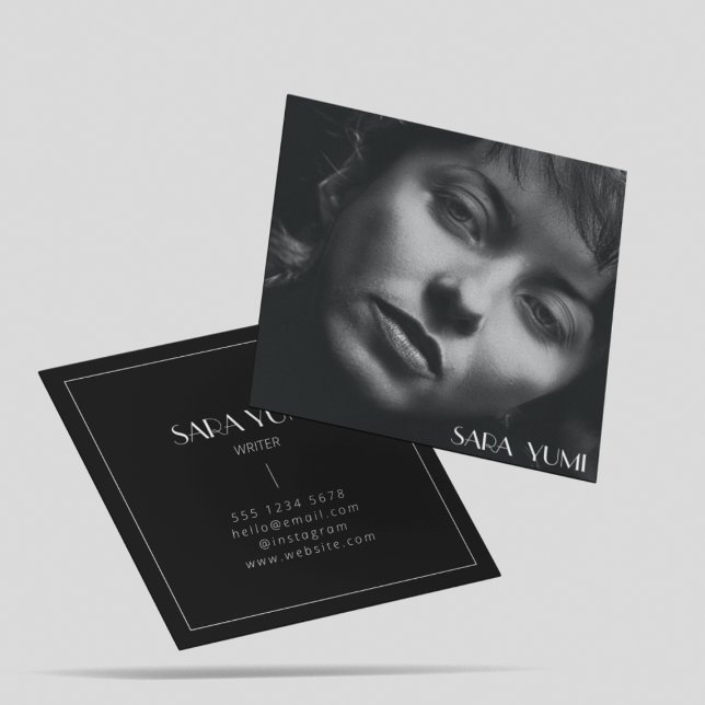 Einfaches minimales modernes Schwarz-Weiß-Foto Quadratische Visitenkarte (Von Creator hochgeladen)