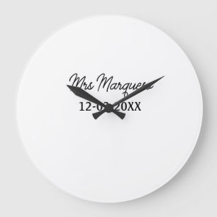 einfaches minimales Monogramm Frau Herr Name Datum Große Wanduhr