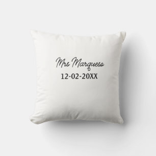 einfaches minimales Monogramm Frau Herr Name Datum Kissen