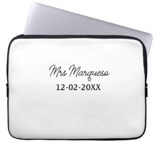 einfaches minimales Monogramm Frau Herr Name Datum Laptopschutzhülle