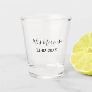 einfaches minimales Monogramm Frau Herr Name Datum Schnapsglas