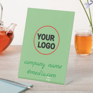 Einfaches, minimales und individuelles Logo Sockelschild