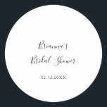 Einfaches Minimalistisches Brautparty Runder Aufkleber<br><div class="desc">Dieses einfache minimalistische Brautparty Gunst Aufkleber ist perfekt für einen modernen Polterabend. Das einfache und elegante Design zeichnet sich durch klassische und extravagante Schriftzeichen in Schwarz und Weiß aus.</div>