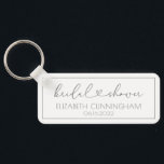 Einfaches Minimalistisches Elegantes Chic Brautpar Schlüsselanhänger<br><div class="desc">Dieses einfache und moderne Design besteht aus Sans Serif und spielerischer kursiver Typografie mit doodle Herzen. Ideal für Hochzeiten Brautparty Gastgeschenke.</div>