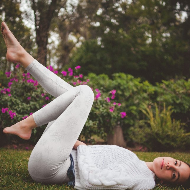 Einfaches Minimalistisches Silver Winter Snowflake Leggings (Winter subtle silver snowflake pattern leggings. )
