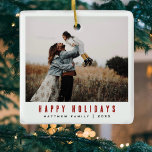 Einfaches Minimalistisches und modernes Foto Keramikornament<br><div class="desc">Dieses moderne Weihnachtsschmuck bietet Ihnen einen Ort,  um Ihre Namen und ein Foto der Familie hinzuzufügen,  neben "Happy Holidays" in schöner und einfacher Typografie,  und Platz für Sie,  um Ihre eigene Foto-Montage auf der Rückseite (mit Platz für sieben Fotos). Das perfekte Weihnachtsgeschenk für alle Familienmitglieder in dieser Wintersaison.</div>