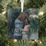 Einfaches modernes elegantes Verlobtes Foto | Weih Ornament Aus Glas<br><div class="desc">Dieses schlichte und süße Ornament sagt "Verlobt" in trendigen, modernen Schriften mit einem Zitat und einem Platz für das Jahr & Namen. Minimal ein Foto-Vorlage Ihres bevorzugten persönlichen Fotos für ein Geschenk, das jeder Liebe würde. Was für ein perfekter Weg, um Ihre ersten Weihnachten gemeinsam als verlobtes Paar zu feiern!...</div>