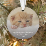 Einfaches modernes Foto Kitten Cat First Christmas Ornament<br><div class="desc">Weihnachtsschmuck mit einem schlichten und eleganten Design mit "My Very First Christmas",  dem Namen und dem Jahr Ihres neuen Kätzchens über einem Foto Ihrer neuen Katze. Dieses moderne Dekor ist ein Geschenk für jeden,  der ein neues Kätzchen got hat.</div>