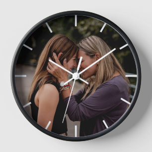 Einfaches modernes Foto mit Schwarz/Weiß-Farbe Uhr