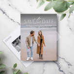 Einfaches, modernes Foto Save the Date Ankündigungspostkarte<br><div class="desc">Dieses einfache, aber stilvolle Foto Save the Date Postcard ist der perfekte Weg, um Ihre Verlobung und die bevorstehende Hochzeit zu Freunden und Familie anzukündigen. An der Vorderseite dieses senkrechten Save the Date befindet sich eine moderne, weiße Typenbearbeitung, die an der Spitze eines Single-Fotos steht. Auf der Rückseite befindet sich...</div>