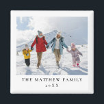 Einfaches modernes Minimalistisches Foto Magnet<br><div class="desc">Dieser schlichte und moderne Foto-Magnet bietet Ihnen einen Ort,  um Ihre Namen und ein Foto,  zusammen mit dem Jahr,  in klarer moderner Typografie hinzuzufügen. Das perfekte Weihnachtsgeschenk für alle Familienmitglieder in diesem Winter!</div>