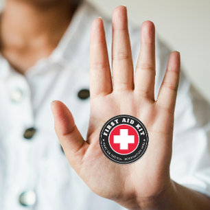Einfaches Modernes Rotes Kreuz Erste Hilfe Schwarz Runder Aufkleber