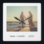 Einfaches, modernes Schwarz-Weiß-Foto Quadratische Wanduhr<br><div class="desc">Fun Wanduhr, die das Aussehen eines Instant-Fotos imitiert. Diese coole Wanduhr zeichnet sich durch ein minimales Design und einen Filter über Ihrem Foto aus, um ihm einen gealterten Retrolook zu verleihen (der Filter kann durch Klicken auf die Schaltfläche Anpassen geändert oder entfernt werden). Macht ein großartiges Hochzeitsgeschenk für Braut und...</div>