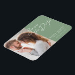 Einfaches modernes Typografie-Foto Save the Date Magnet<br><div class="desc">Elegantes und modernes Design mit einem Typografie-Skript Save the Date und Ihrem Lieblings-Foto vor einem schlauer grünen Hintergrund. Ideal,  um Ihre kommende Hochzeit in einer modischen,  minimalistischen Art und Weise zu verkünden. Einfach wichtige Details und Ihr bestes Foto der Wahl anpassen.</div>