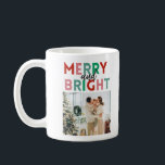 Einfaches, modernes und helles Foto Kaffeetasse<br><div class="desc">Niedliches modernes und einfaches Ein-Foto-Design mit bunten Typografie "Merry and Bright" in Grün,  Rosa und Rot.</div>