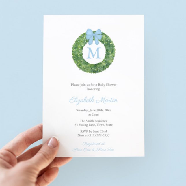 Einfaches Monogram Wreath Boy Baby Shooting Party Einladung (Elegant Baby Shower For Boy invitation featuring a boxwood wreath with single letter monogram)