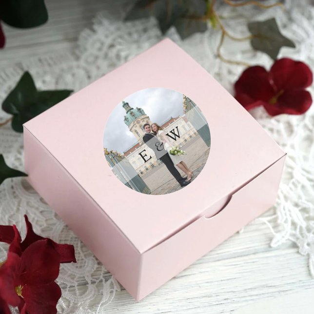 Einfaches Monogramm-Initial-Foto Hochzeit Runder Aufkleber (Von Creator hochgeladen)