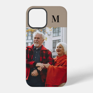 Einfaches monogrammiertes Porträtfoto Beige Braun iPhone 12 Pro Hülle