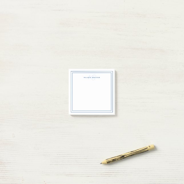 Einfaches Navyblau minimalistisches Monogramm mit  Post-it Klebezettel (Auf Schreibtisch)