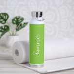 Einfaches Neon Lime Green Name Elegantes Skript Mo Trinkflasche<br><div class="desc">Moderne,  helle Neon Linde grüne Wasserflasche mit einem einfachen und minimalistischen Design mit Ihrem Namen in einem eleganten Skript. Ein niedliches Design perfekt für ein Mädchen.</div>