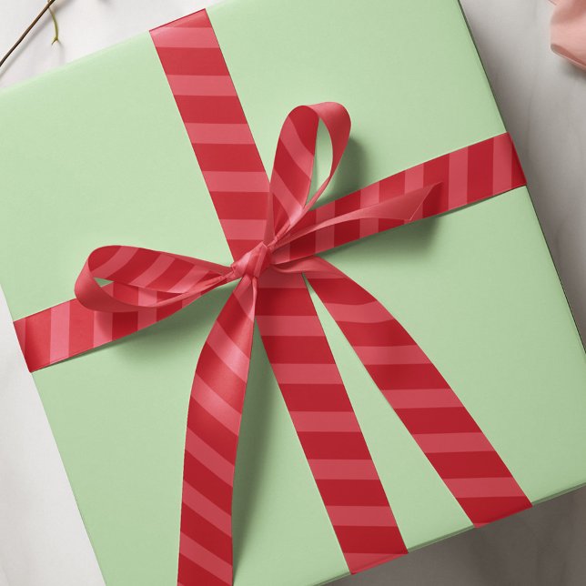 Einfaches Niedliches, klassisches Streifenmuster Satinband (Simple red striped festive satin ribbon. A bold colored background. )