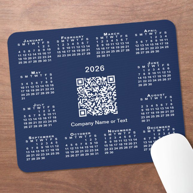 Einfaches QR-Code 2026 für den Kalender auf Navy B Mousepad (Simple 2026 Calendar Business QR Code on Navy Blue Mouse Pad, in situ)