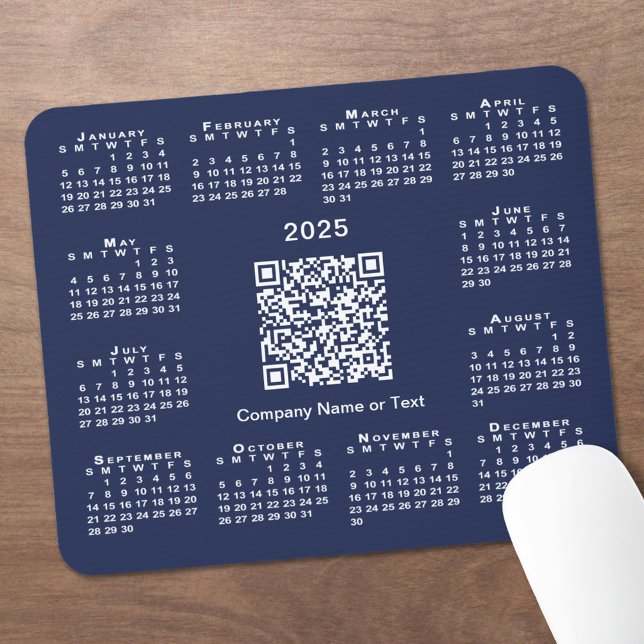 Einfaches QR-Code für 2025-Kalender auf Navy Blue Mousepad (Simple 2025 Calendar Business QR Code on Navy Blue Mouse Pad in situ)