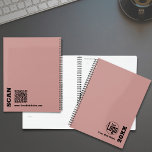 Einfaches Rosa Schwarzes Haar Salon Terminkalender Planer<br><div class="desc">Der Simple Pink Black Hair Salon Appointment Book Planner, Teil der Black Pink Hair Stylist Business Cards & Suite, hat ein stilvolles, rosa Cover mit einem runden schwarzen Firmenlogo und in fett formatierter Typografie das Jahr und den Firmennamen in der unteren rechten Ecke der Titelseite. Die verlassen Ecke auf der...</div>