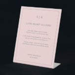 Einfaches rosa Spätspätspülung Windeln Baby Duschs Sockelschild<br><div class="desc">Modernes Babyduschenspielzeichen "Spate Night Diapers" mit schlichter und minimalistischer Gestaltung mit dem Monogramm der Mama-zu-Be und grauem Text auf pastellrosa Hintergrund. Eine elegante Wahl für eine Babydusche.</div>