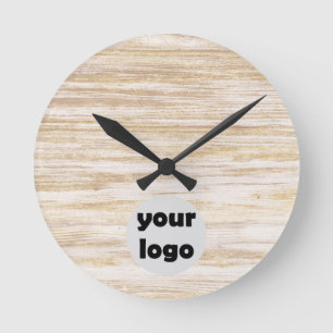 Einfaches rustikales Beige Holz mit Logo Runde Wanduhr