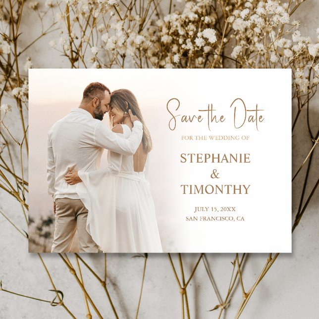 Einfaches Save the Date Foto Moderne Hochzeit Einladung (Cherish the moment and announce your day with our captivating photo Save the Date invitation.)