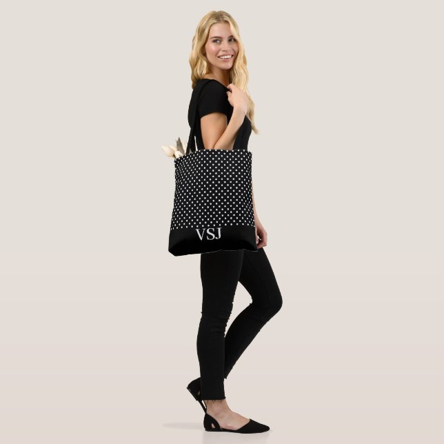 Einfaches Schwarz-Weiß-Punkte-Monogramm (Am Model)