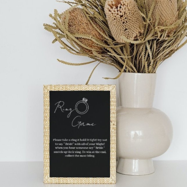 Einfaches Schwarz-Weiß-Ring-Spiel heißt nicht Brau Poster (Von Creator hochgeladen)