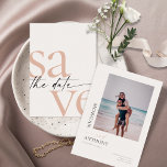 Einfaches Schwarzes Foto Save the Date<br><div class="desc">Diese 5" x 7" speichern die Dattelkarten in einem minimalistischen Design in großen,  schwarzen und weichen Buchstaben auf einem sehr hellgrauen Hintergrund mit Platzhaltern auf der Rückseite für die verlobten Paarnamen,  das Hochzeitdatum und die Veranstaltungsinformationen und Ihr Lieblingsstift!</div>