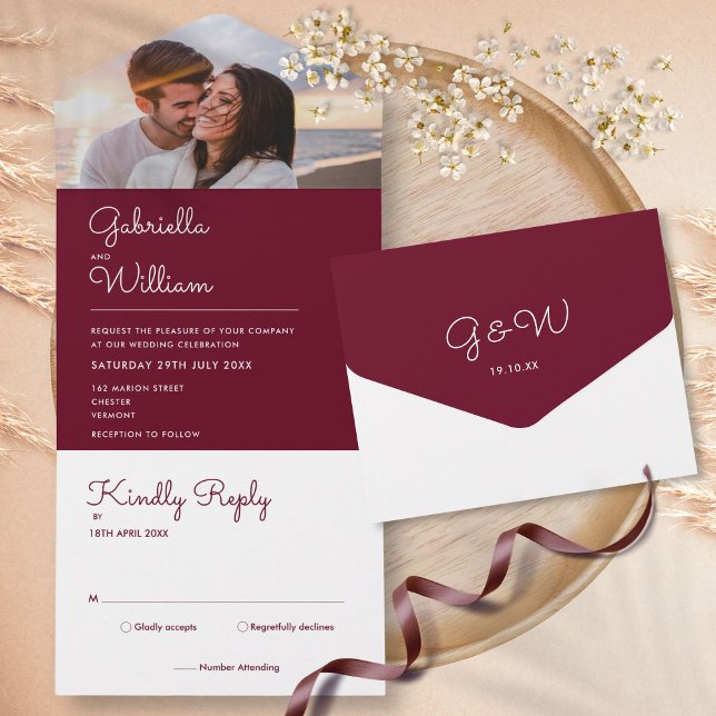 Einfaches Script-Burgundy Monogram-Foto Hochzeit All In One Einladung (Simple Script Burgundy Monogram Photo Wedding All In One Invitation)