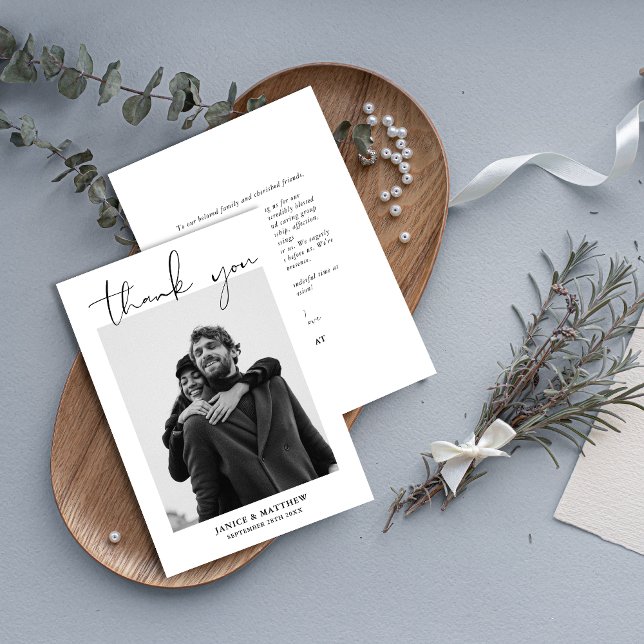 Einfaches Script-Modernes Hochzeitsstipendium - Fo Dankeskarte (Simple script modern wedding photo thank you card shares heartfelt thanks with a personal photo)