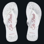 Einfaches Silver Lace & Red Script The Bride Weddi Flip Flops<br><div class="desc">Tanzen Sie die Nacht mit diesen schönen Hochzeitsflip-Flops. Sie sind für die Braut konzipiert und zeichnen sich durch ein schlichtes und dennoch elegantes Design aus, das auf weißem Hintergrund mit rot geschriebenen Schriftzeichen und extravaganten silbergrauen Spitzen- und Wirbel versehen ist. Eine schöne Art, extravagant und angemessen bleibe, während Sie Ihren...</div>