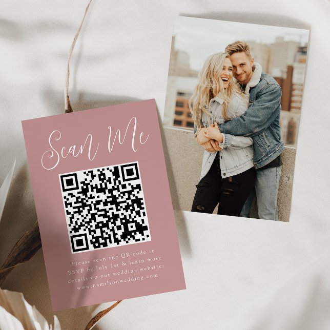 Einfaches Skript-Dusty-Rose QR-Code-Hochzeit RSVP Begleitkarte (Von Creator hochgeladen)