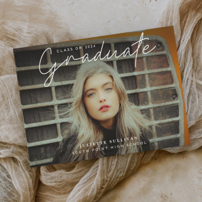 Einfaches Skript-Foto-Abschluss (Elegant modern script graduate photo graduation invitation announcement.)
