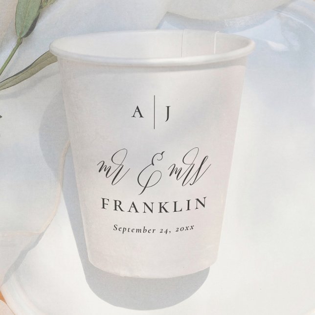 Einfaches Skript Herr und Frau Monogramm Hochzeit Pappbecher (Von Creator hochgeladen)