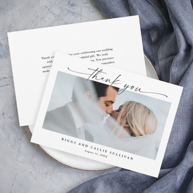 Einfaches Skript Horizontal 1 Foto Hochzeit Dankeskarte (Elegant script black and white modern wedding photo thank you card.)